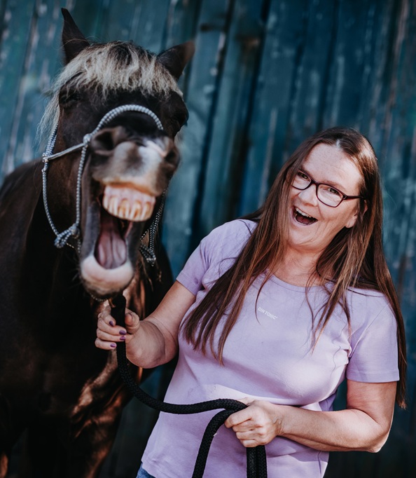 Angelique Kallenberg lacht mit Pferd